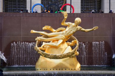NEW YORK - FEBRUARY 5, 2026: Rockefeller Center Aşağı Plaza Prometheus Heykeli ve Milano Cortina 'da düzenlenen 2026 Kış Olimpiyatlarını kutlamak için Center Plaza' da bulunan devasa Olimpiyat Halkaları kurulumu.