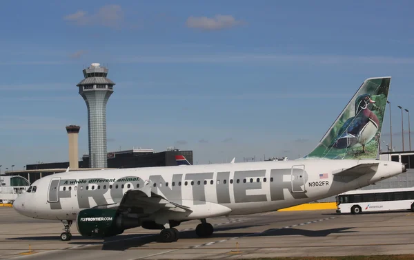 Frontier Airbus 319 flygplan beskattning på O'Hare International Airport i Chicago — Stockfoto