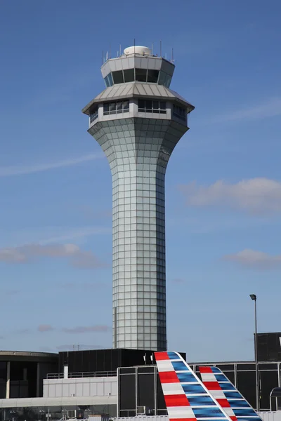 Torre de Controle de Tráfego Aéreo no Aeroporto Internacional O 'Hare em Chicago — Fotografia de Stock