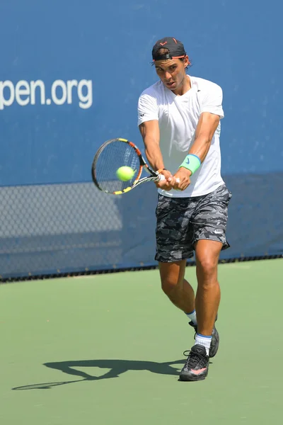 Четырнадцать раз чемпион Большого шлема Рафаэль Надаль из Испании практикует на US Open 2015 — стоковое фото
