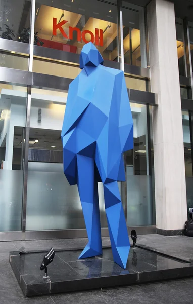 Big Blue άνθρωπος άγαλμα από γαλλική καλλιτέχνης Xavier Veilhan στην έβδομη λεωφόρο στο κέντρο του Μανχάταν — Φωτογραφία Αρχείου