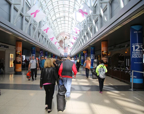 Grand Concourse decorato con bandiere della campagna di sensibilizzazione sul cancro al seno all'aeroporto internazionale O'Hare — Foto Stock