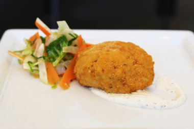 Gurme yengeç kek sos ve salata ile servis