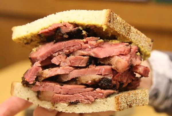 Na žito sendvič slavné uzené podávané v New York Deli — Stock fotografie