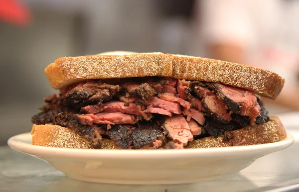 Famous Pastrami on rye sandwich served in New York Deli — Stock Photo, Image