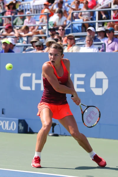 La tenista profesional Simona Halep de Rumania en acción durante su partido de ronda 4 en el US Open 2015 — Foto de Stock