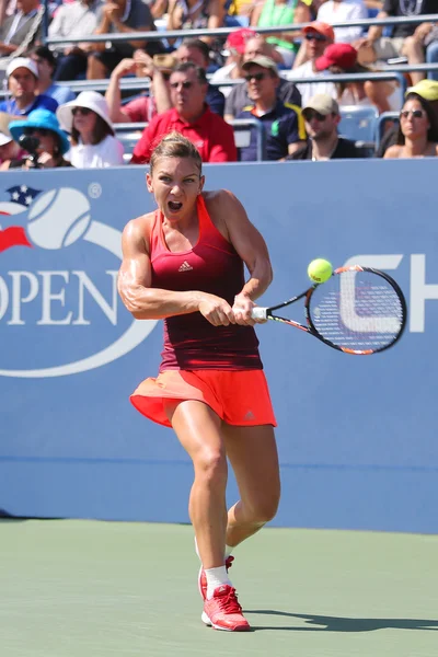 La joueuse de tennis professionnelle Simona Halep de Roumanie en action lors de son match de la 4e ronde de l'US Open 2015 — Photo