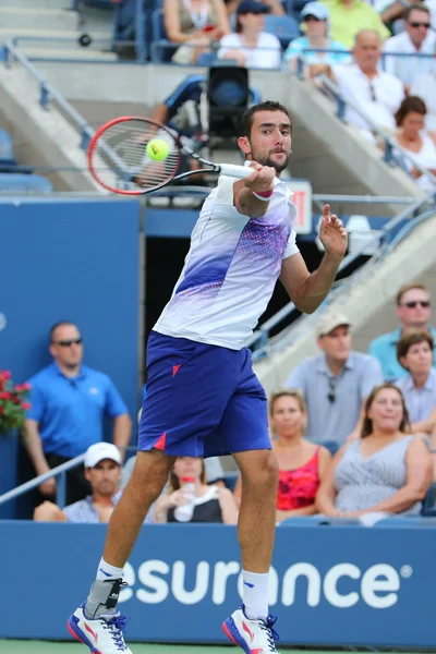 Campeão do Grand Slam Marin Cilic da Croácia em ação durante sua partida de quartas de final no US Open 2015 — Fotografia de Stock