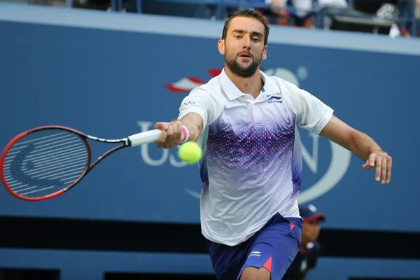 Campione del Grande Slam Marin Cilic della Croazia in azione durante la sua partita dei quarti di finale agli US Open 2015 — Foto Stock