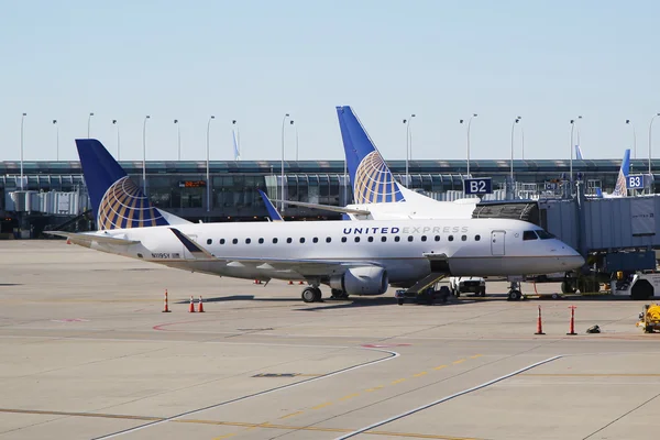 United Express Embraer vliegtuig op asfalt op O'Hare International Airport in Chicago — Stockfoto