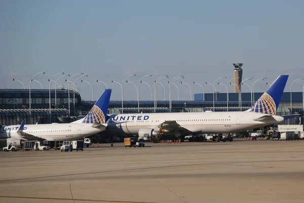 United Airlines letadla u brány na mezinárodním letišti O'Hare v Chicagu — Stock fotografie