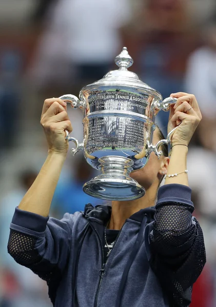Campeã do US Open 2015 Flavia Pennetta da Itália durante a apresentação do troféu após a partida final feminina no US OPEN 2015 — Fotografia de Stock