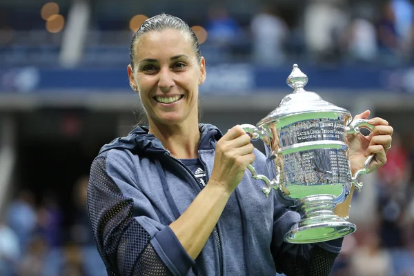 Campeã do US Open 2015 Flavia Pennetta da Itália durante a apresentação do troféu após a partida final feminina no US OPEN 2015 — Fotografia de Stock