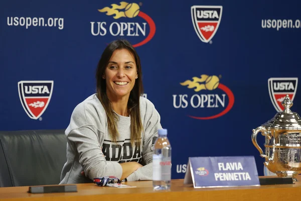 Campeã do US Open 2015 Flavia Pennetta da Itália durante conferência de imprensa após partida final no US Open 2015 — Fotografia de Stock