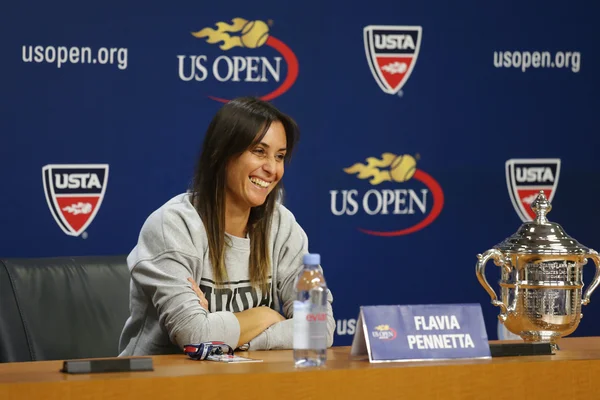 Чемпионка US Open 2015 Флавия Пеннетта из Италии во время пресс-конференции после финального матча на US Open 2015 — стоковое фото