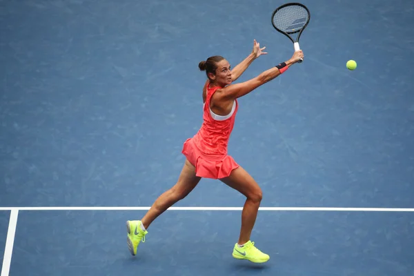 Jogadora profissional de tênis Roberta Vinci da Itália em ação durante sua última partida no US Open 2015 no National Tennis Center em Nova York — Fotografia de Stock