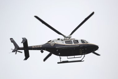 New York maratonunu başlangıç sırasında güvenliğin sağlanması gökyüzünde NYPD Bell 429 helikopter