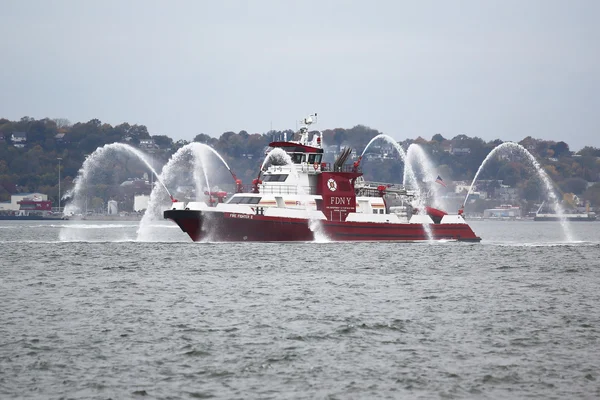 FDNY fire boat sprays water into the air to celebrate the start of New York City Marathon 2015 — Stock Fotó