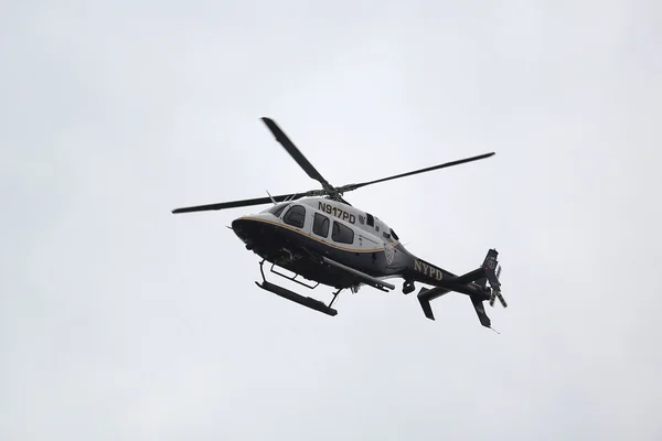 NYPD Bell 429 helicopter in the sky providing security during New York City Marathon start — Stock Photo, Image