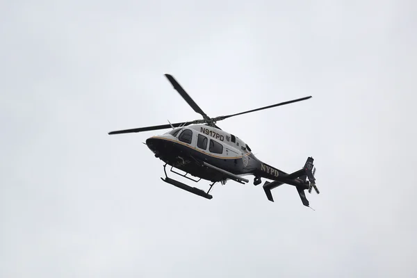 Nypd glocke 429 hubschrauber am himmel sorgt für sicherheit beim new york city marathon start — Stockfoto