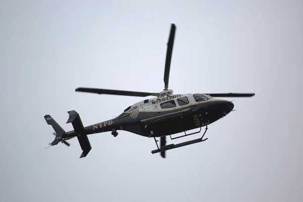 NYPD Bell 429 helicopter in the sky providing security during New York City Marathon start — Stock Photo, Image