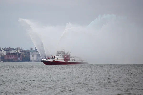 FDNY fire boat sprays water into the air to celebrate the start of New York City Marathon 2015 — Stock Photo, Image