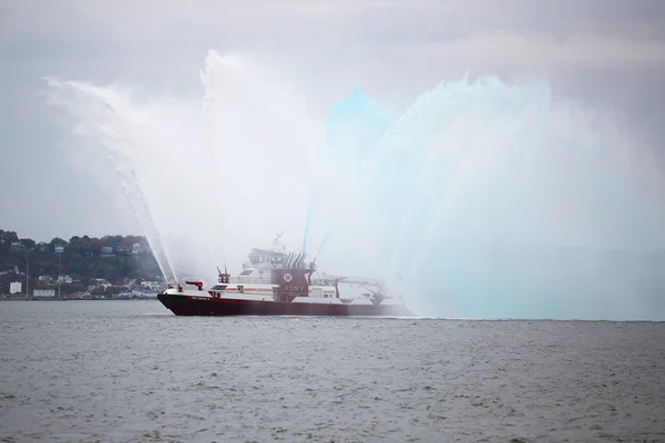 FDNY fire boat sprays water into the air to celebrate the start of New York City Marathon 2015 — ストック写真