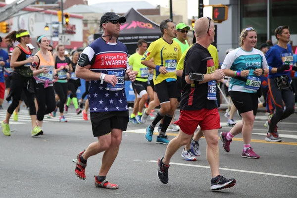 New York City Marathon runners traverse 26.2 miles through all five NYC borough — Stock Photo, Image