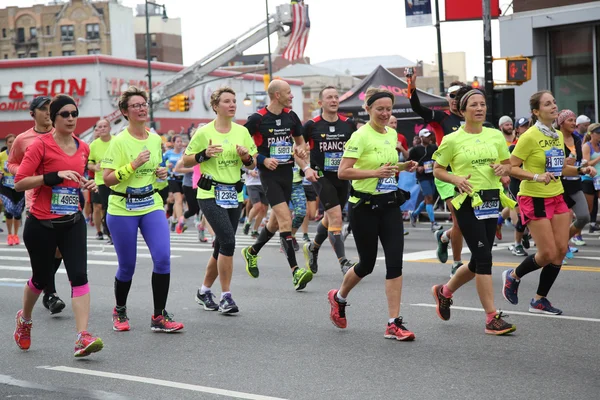 New York City Marathon runners traverse 26.2 miles through all five NYC borough — Stock Photo, Image