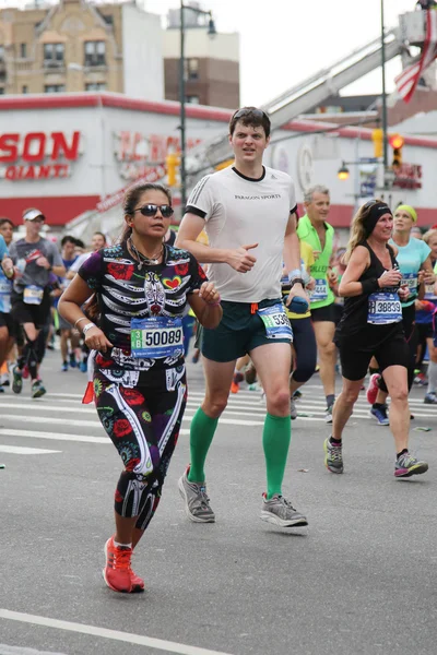 New York City Marathon runners traverse 26.2 miles through all five NYC borough — Stock Photo, Image