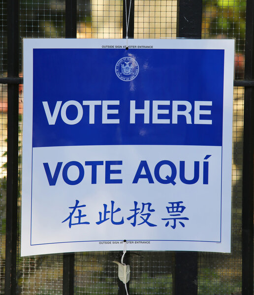 Знаки на избирательном участке в Нью-Йорке
