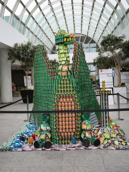 Пищевая скульптура представлена на 9-м ежегодном конкурсе Long Island Canstruction — стоковое фото