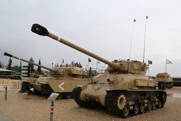 Винтажные танки выставлены в Музее бронетанковых войск Яд-ла-Ширион в Латруне — стоковое фото