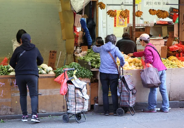 Escena callejera en Chinatown en Nueva York —  Fotos de Stock