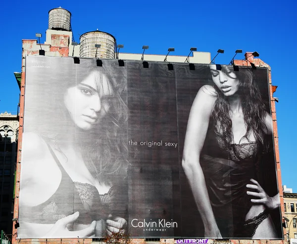 Calvin Klein kontroversiella billboard i Lower Manhattan — Stockfoto