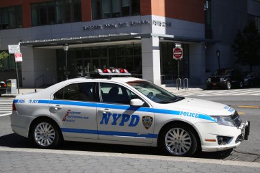 New York polisi araba sağlamak güvenlik özgürlük Kulesi yakınındaki