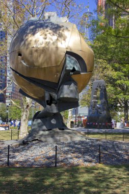 Dünya Ticaret Merkezi küre 11 Eylül Pil Park'ta, hasarlı