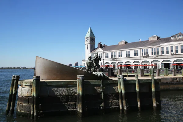 Americký obchodní námořnictvo památník a pier 1 v Manhattanu — Stock fotografie