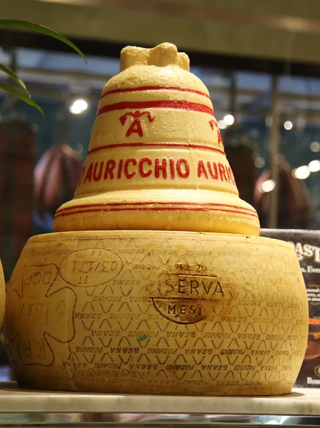 Cheeses in Italian store in New York. — Stock Photo, Image