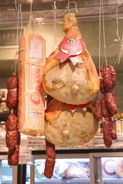 Cured meat, salami and cheeses in Italian store — Stock Photo, Image