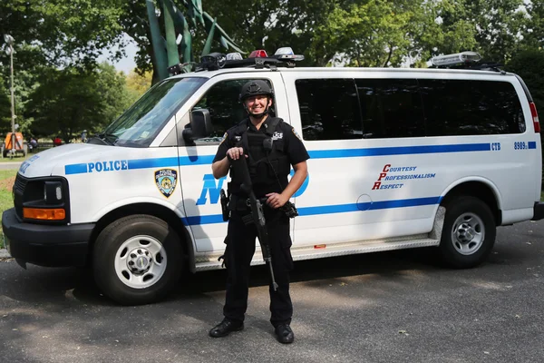 NYPD counter terrorism officer providing security — Stock Photo, Image