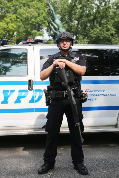 Agente antiterrorismo della polizia di New York che fornisce sicurezza — Foto Stock