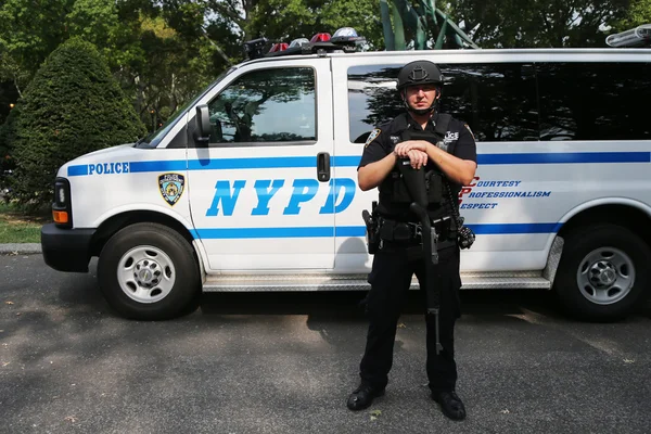 Agente antiterrorismo della polizia di New York che fornisce sicurezza — Foto Stock