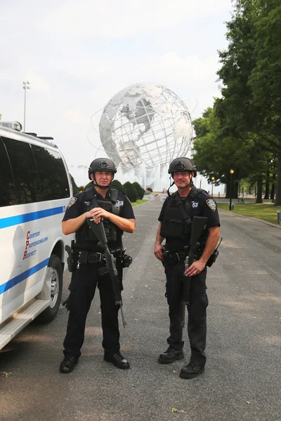 Policía de Nueva York agentes antiterroristas que proporcionan seguridad — Foto de Stock