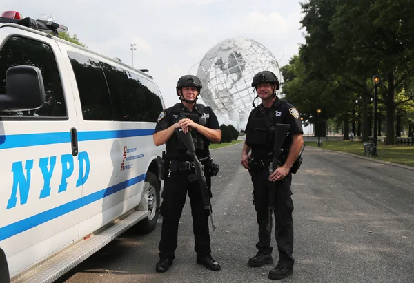 Agente antiterrorismo della polizia di New York che fornisce sicurezza — Foto Stock