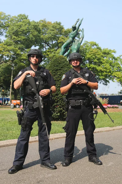 Policía de Nueva York agentes antiterroristas que proporcionan seguridad —  Fotos de Stock