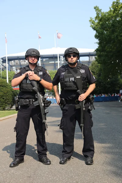 Polizia di New York agenti antiterrorismo che forniscono sicurezza — Foto Stock
