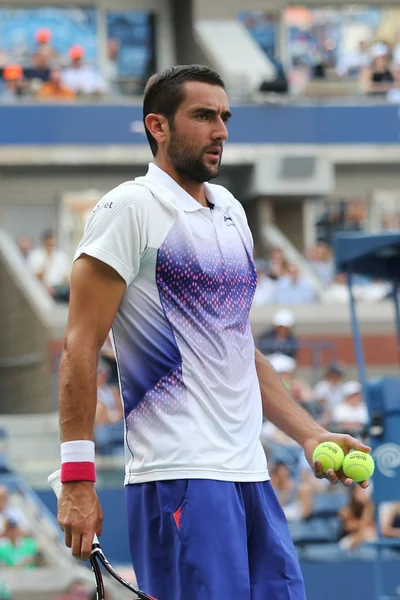 El campeón de Grand Slam Marin Cilic de Croacia en acción durante su partido de cuartos de final en el US Open 2015 — Foto de Stock