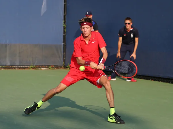 Le joueur de tennis professionnel Jared Donaldson des États-Unis en action lors de son premier match à l'US Open 2015 — Photo