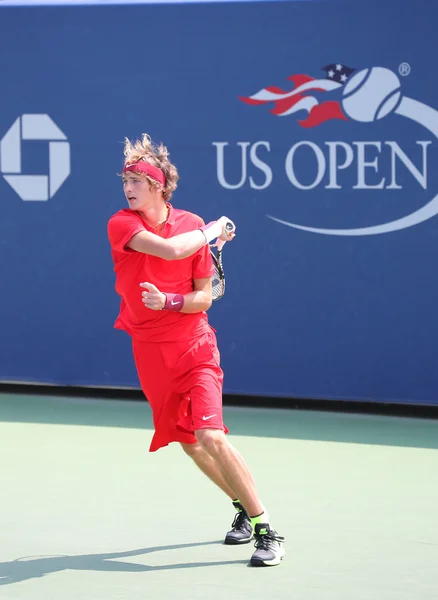 Professional tennis player Alexander Zverev of Germany in action during his first round match at US Open 2015 — Stockfoto